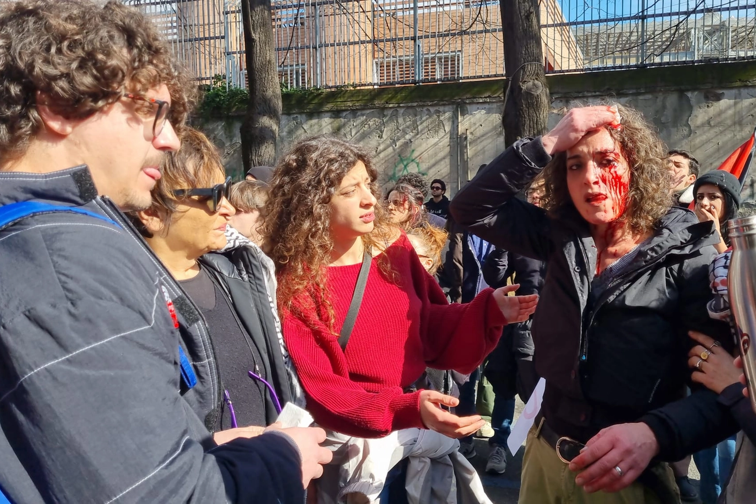 Una manifestante ferita dopo gli scontri davanti alla sede Rai di Napoli (Dire)
