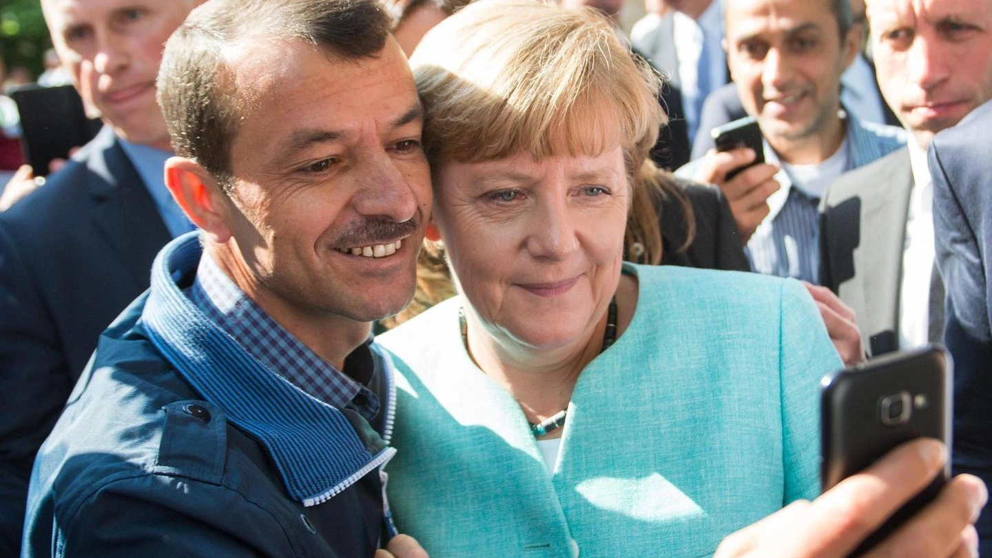 Angela Merkel, selfie con un profugo (Ansa)