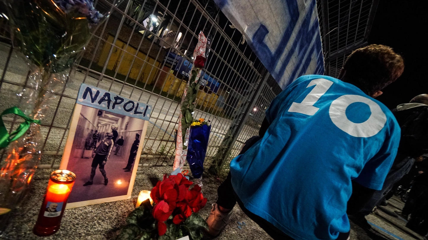 Napoli piange Maradona: tifosi fuori dalla stadio San Paolo (Ansa)