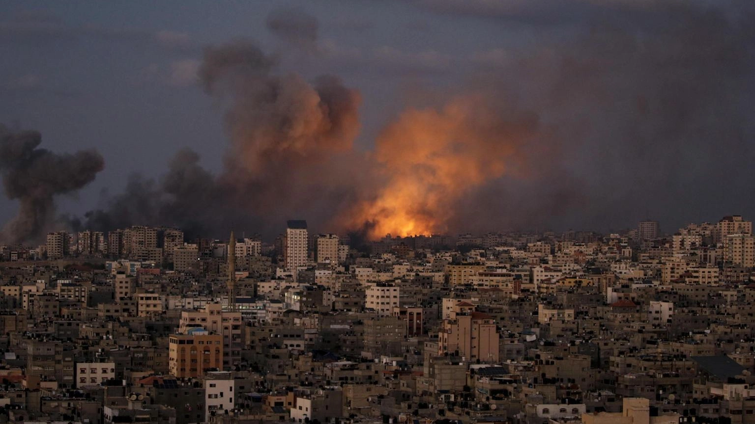 Pesanti bombardamenti nella notte su Gaza