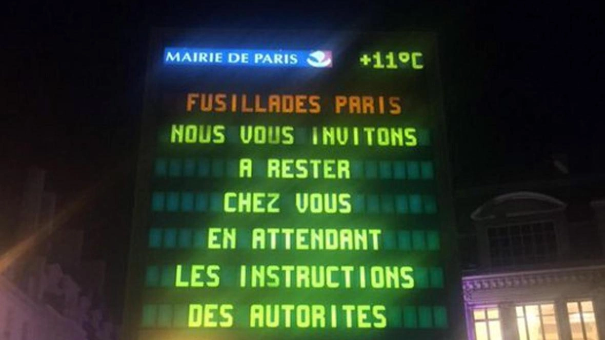 Attentati a Parigi, il cartello invita i cittadini a restare in casa (Foto Ansa)