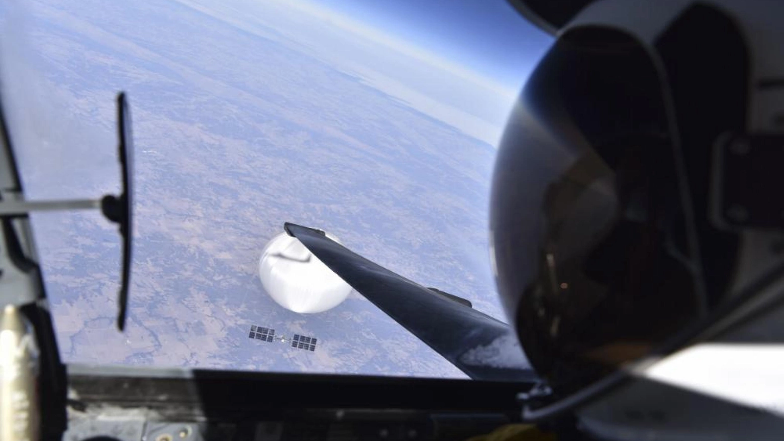 Il selfie scattato dal pilota di U-2 americano mentre sorvola il pallone spia cinese