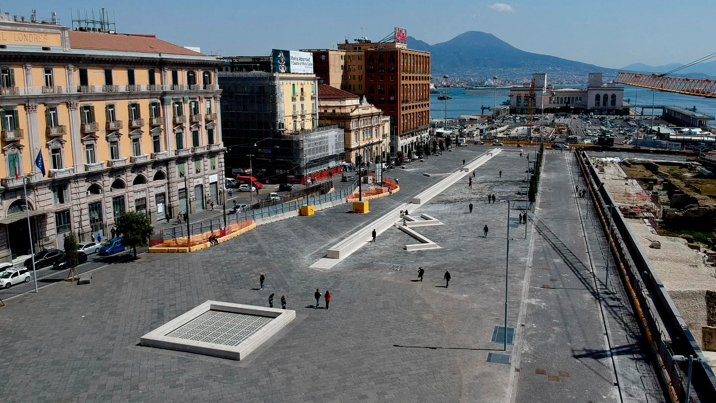 Piazza Municipio a Napoli riaperta dopo 20 anni di cantieri per la metropolitana