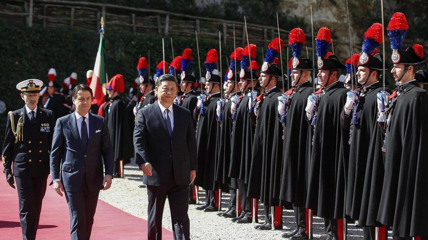 Il premier Giuseppe Conte e il presidente cinese Xi Jinping (Ansa)