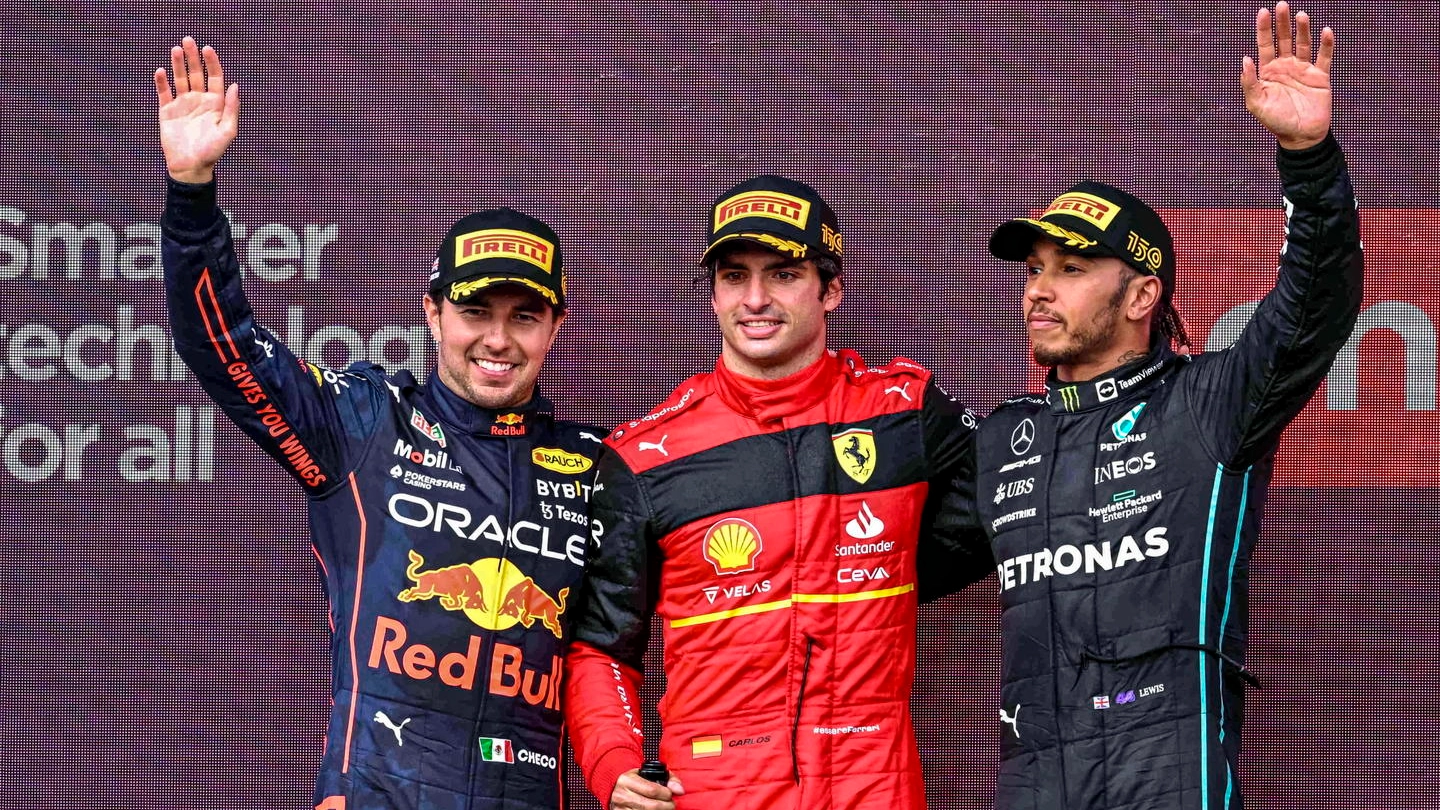 Carlos Sainz con Sergio Perez e Lewis Hamilton (Ansa)