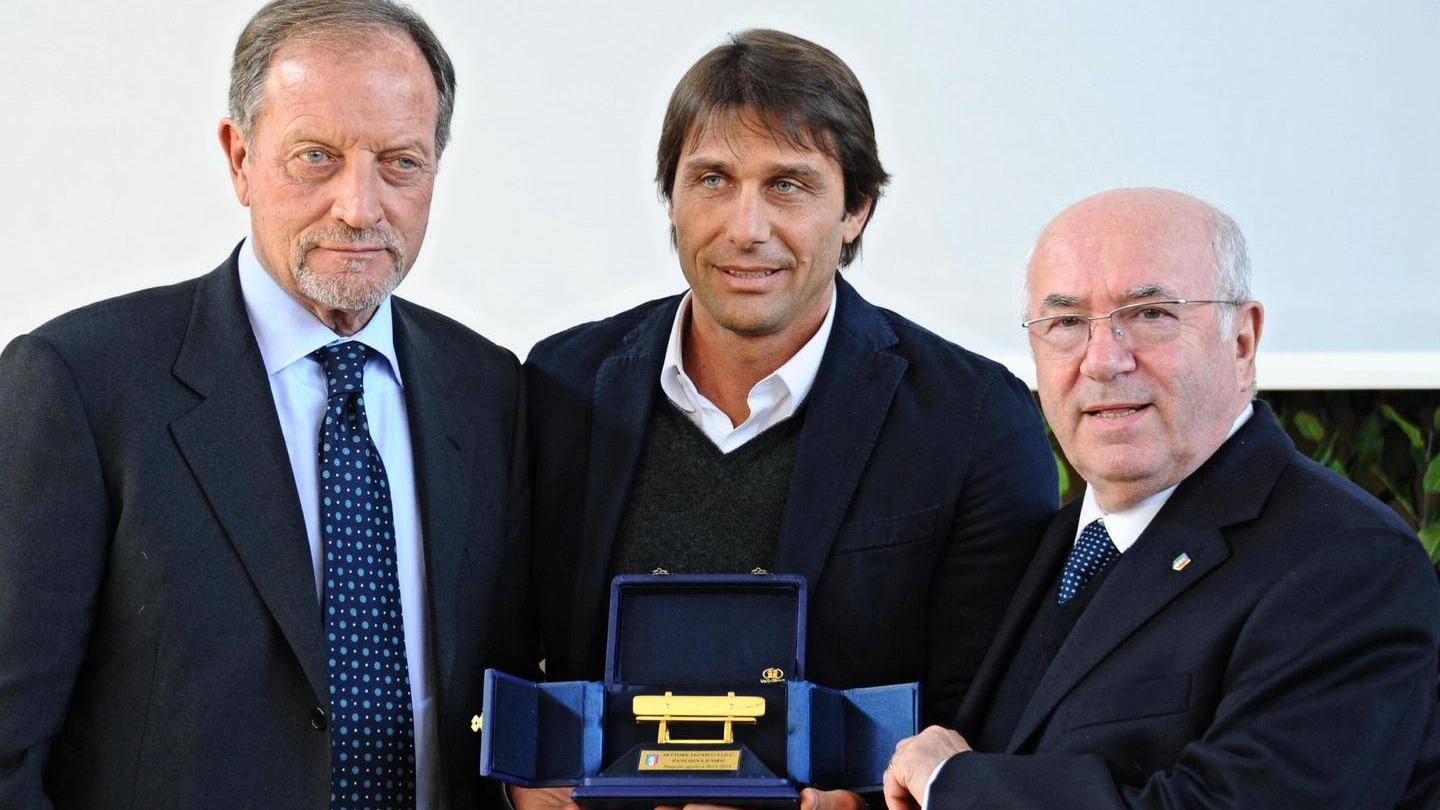 Antonio Conte premiato con la Panchina d'Oro (Ansa)