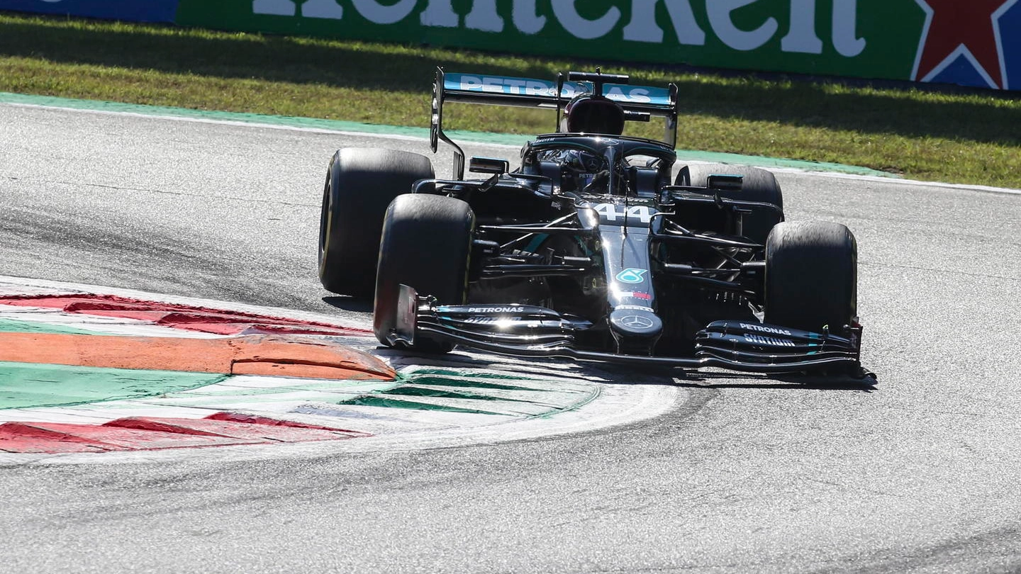 Lewis Hamilton sulla Mercedes-AMG Petronas ha dominato le qualifiche a Monza (Ansa)