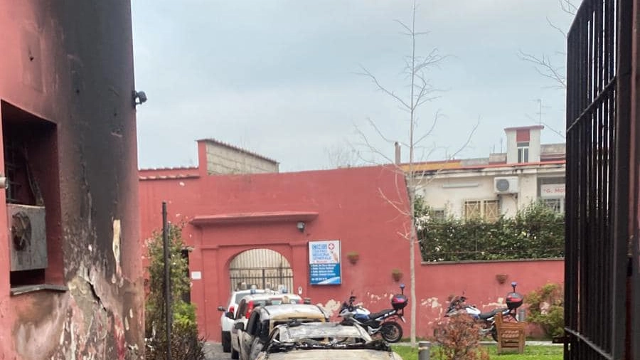 Le auto distrutte al Comando dei vigili di Pomigliano