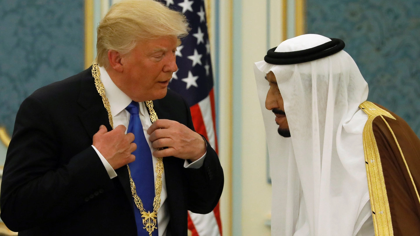 Donald Trump e il re saudita Salman bin Abdulaziz Al Saud (Lapresse)