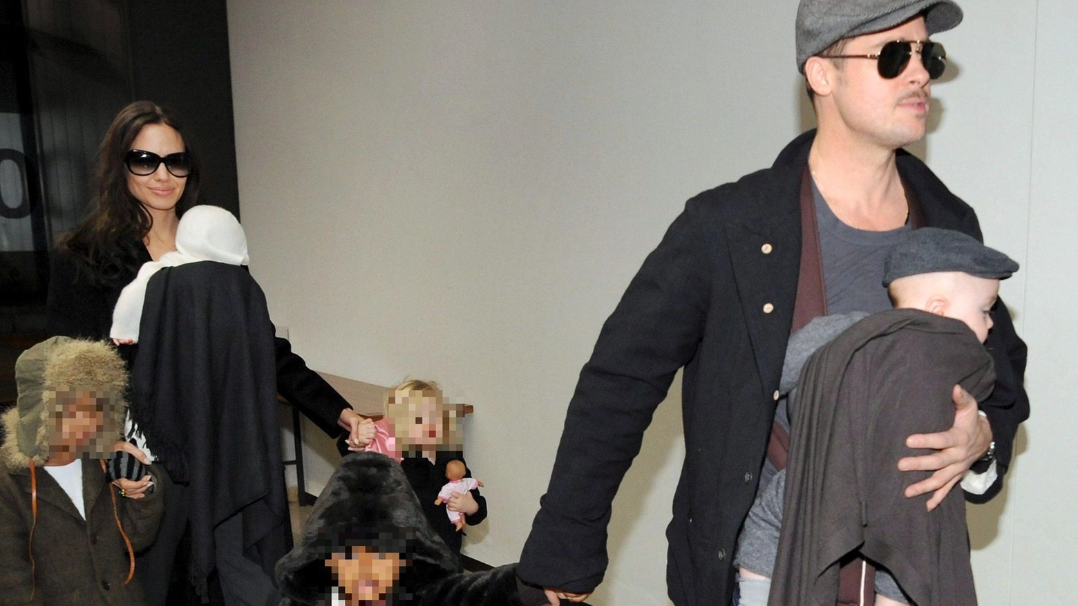 Brad Pitt e Angelina Jolie con i figli (Ansa)