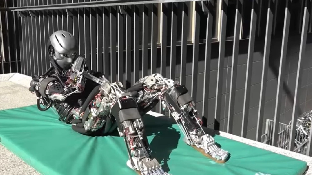 Il robot fa gli addominali (Foto: wwwAAASorg/YouTube)