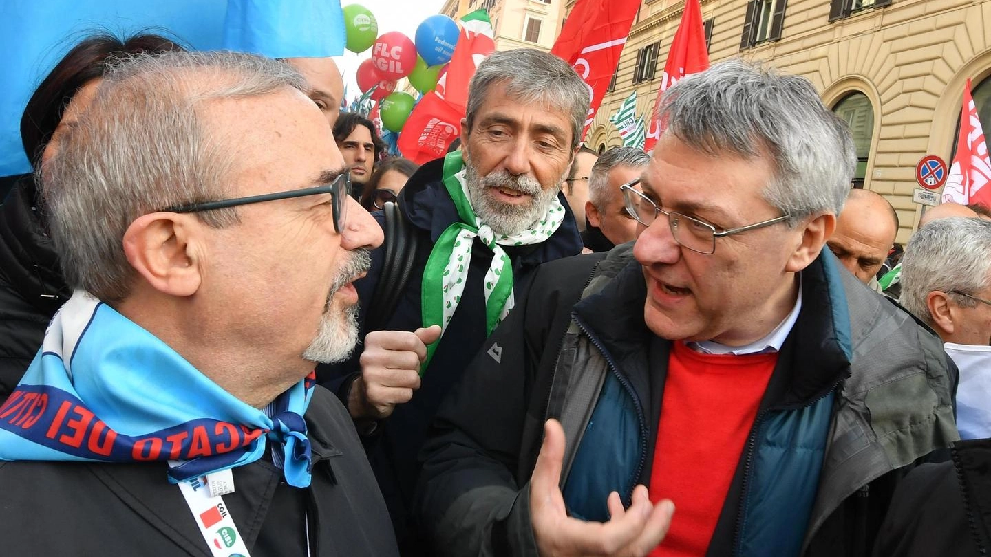 Carmelo Barbagallo e Maurizio Landini in corteo a Roma (Ansa)
