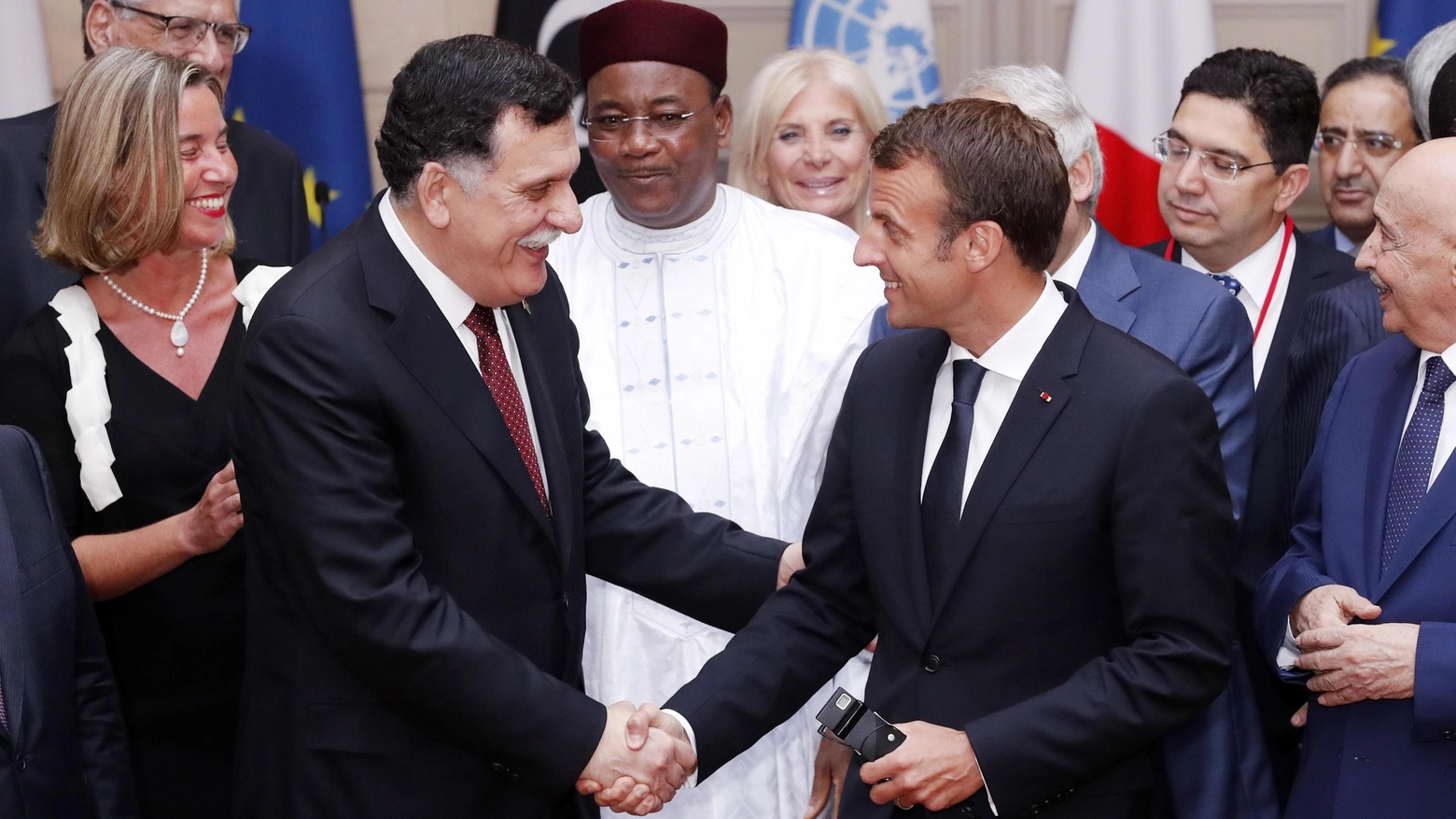 Macron e al-Sarraj al tavolo di Parigi (Foto Ansa)
