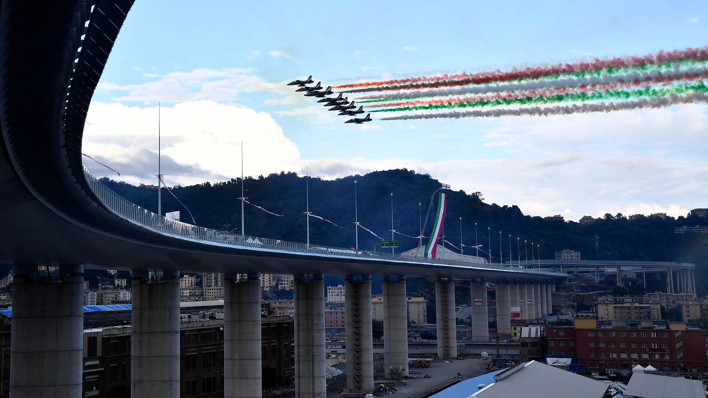 Le frecce tricolori sorvolano il nuovo ponte San Giorgio (Ansa)