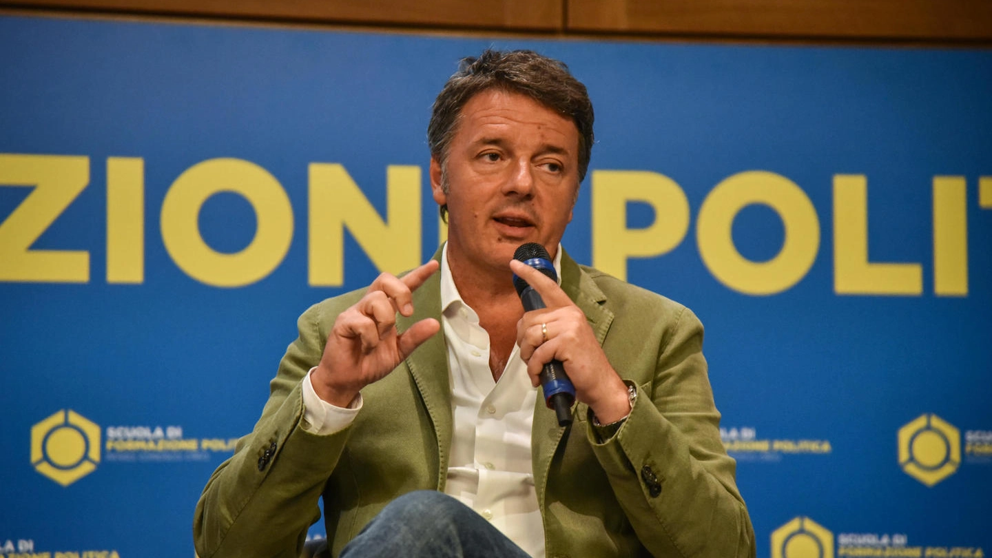 Matteo Renzi interviene alla Scuola Politica della Lega (Ansa)