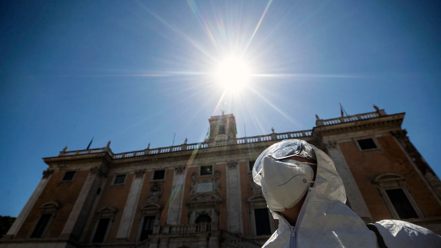 Coronavirus, operazioni di sanificazione in Campidoglio a Roma (Ansa)
