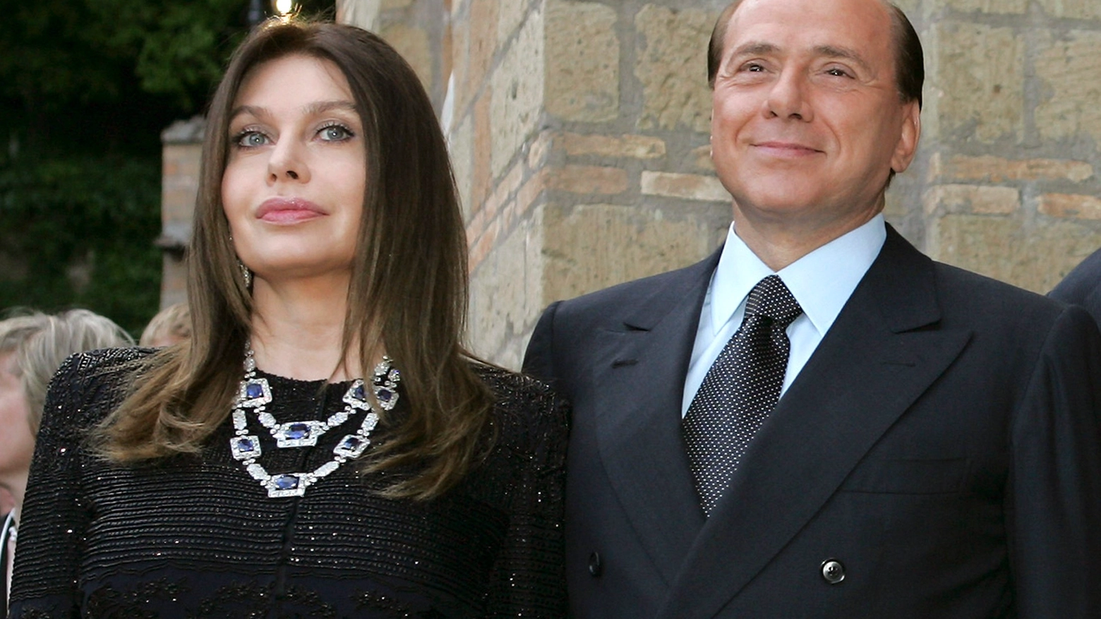 Silvio Berlusconi con l'ex moglie Veronica Lario in una foto del 2004 (Reuters)