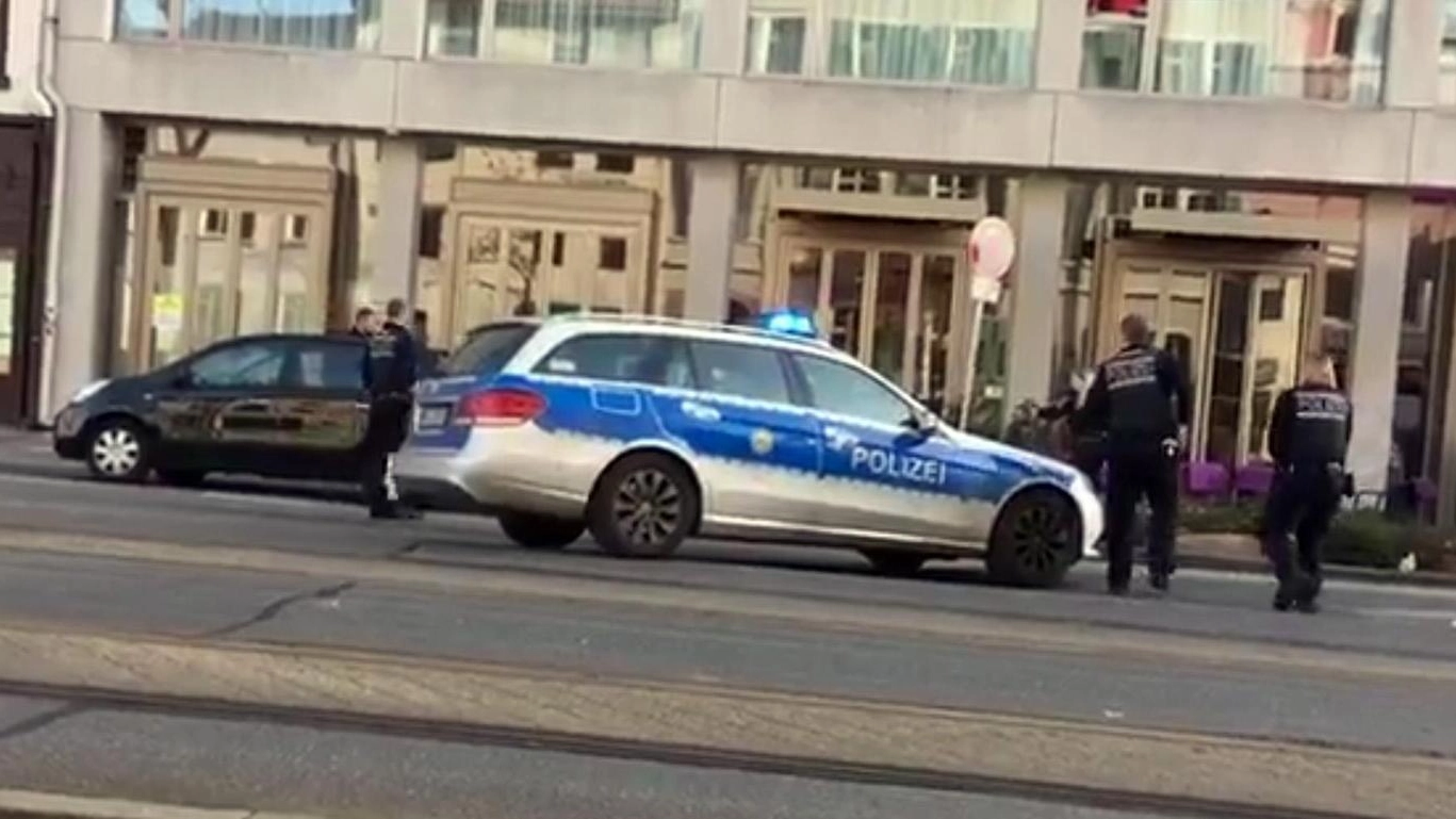 Gli agenti tedeschi feriscono il guidatore (Ansa)