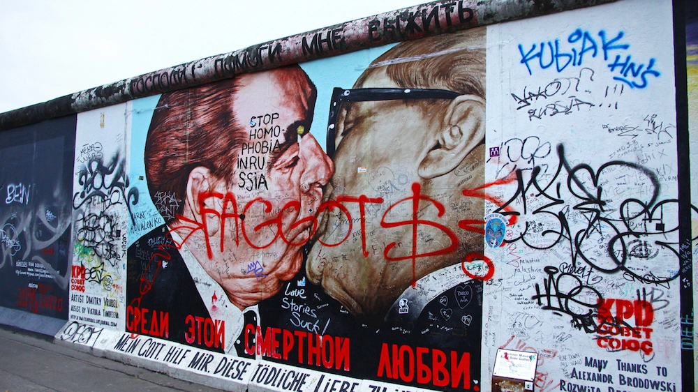 Il celebre murale di Vrubel sul Muro di Berlino