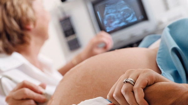 Donna incinta durante un'ecografia