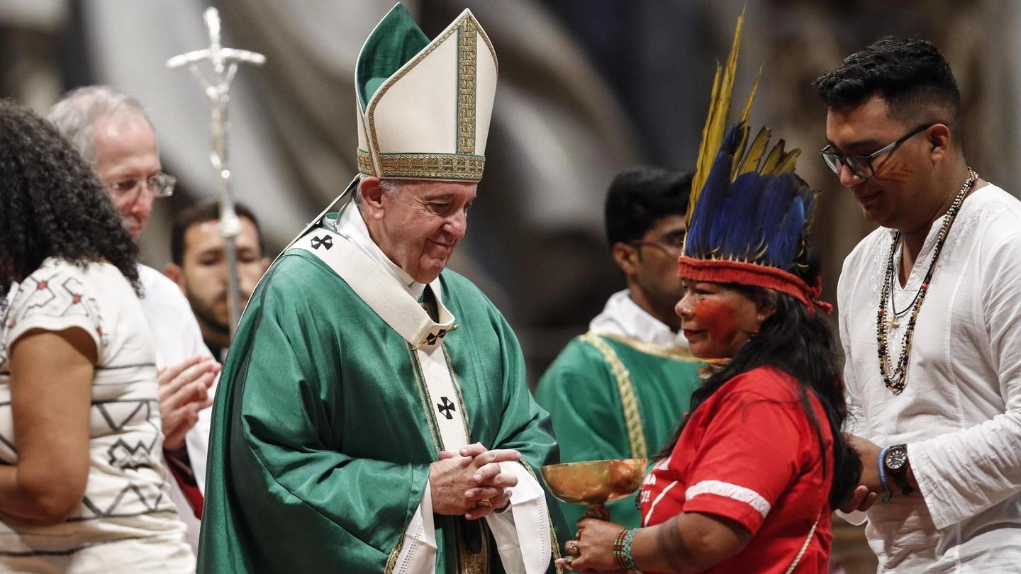 Papa Francesco apre il sinodo speciale per l'Amazzonia (Ansa)