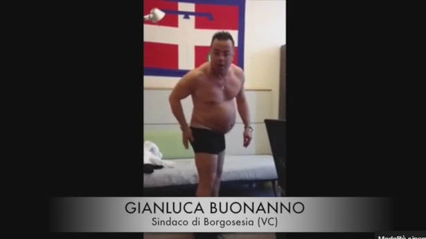 Lo spogliarello di Gianluca Buonanno (Dire)