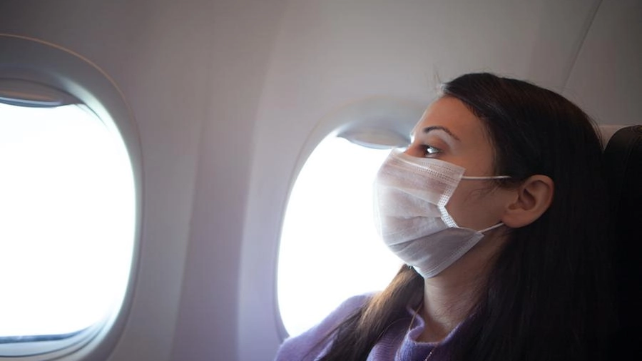 La mascherina anche in aereo