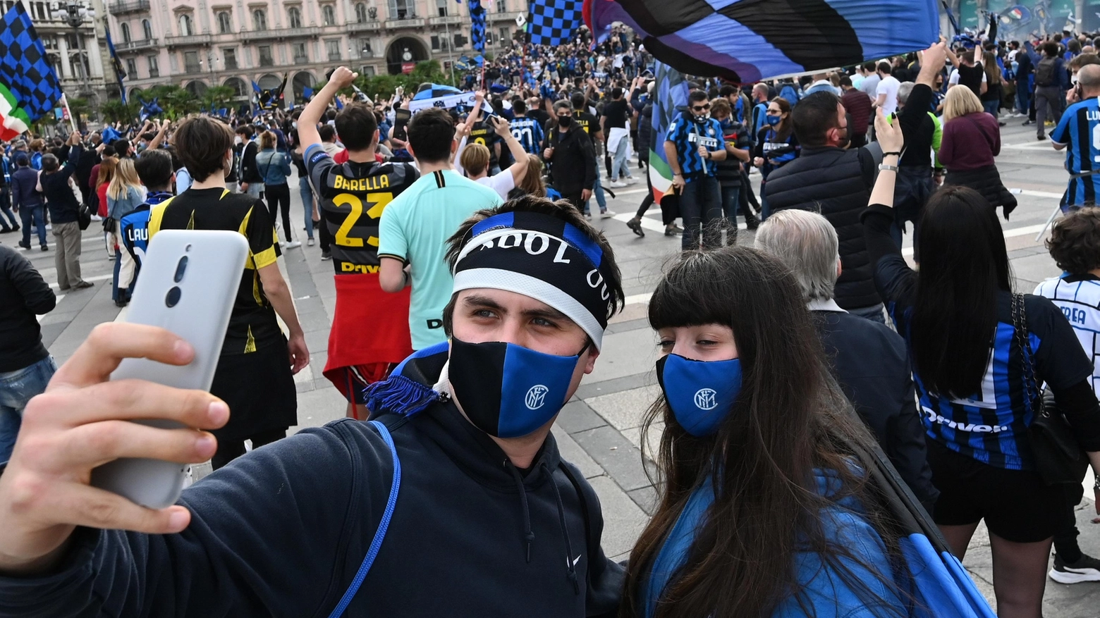 Il selfie di due tifosi nerazzurri durante la festa per la vittoria dello scudetto