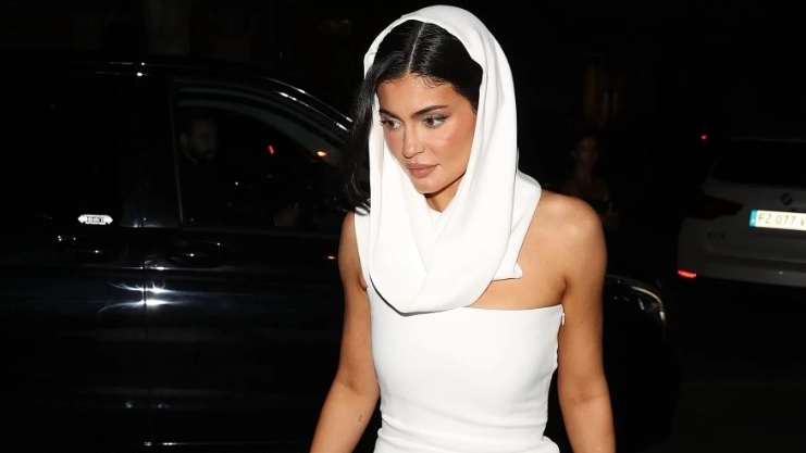 Kylie Jenner indossa un vestito con il cappuccio