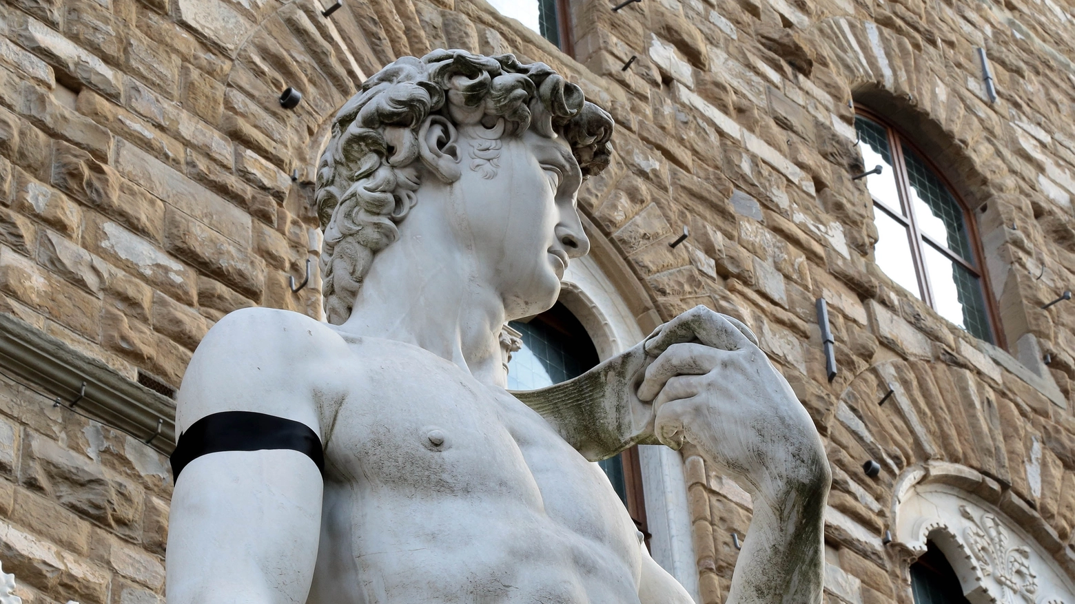 La statua del David a lutto in piazza Signoria (foto Edoardo Abruzzese/New Press Photo)