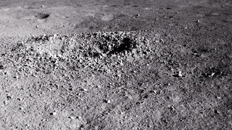 Un'immagine del cratere lunare scattata dal rover cinese
