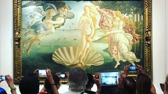 Visitatori davanti a 'Venere che nasce dalle acque' di Botticelli
