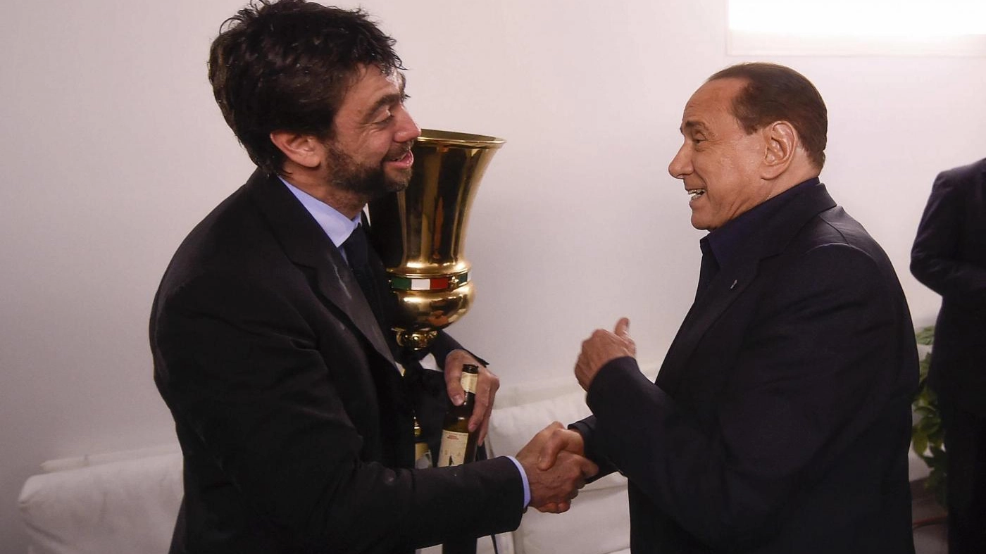 Silvio Berlusconi si complimenta con Andrea Agnelli (LaPresse)
