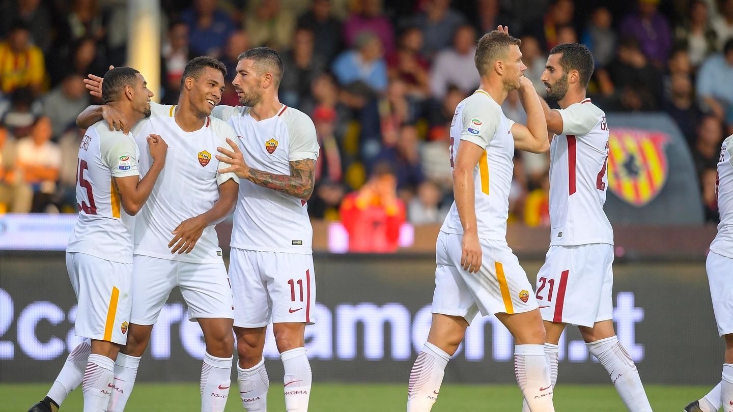 I giocatori della Roma festeggiano il secondo gol (Lapresse)
