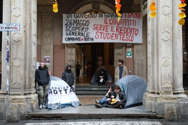 Caro affitti, studenti nelle tende per protesta. Bonus e sussidi: come funziona in Europa