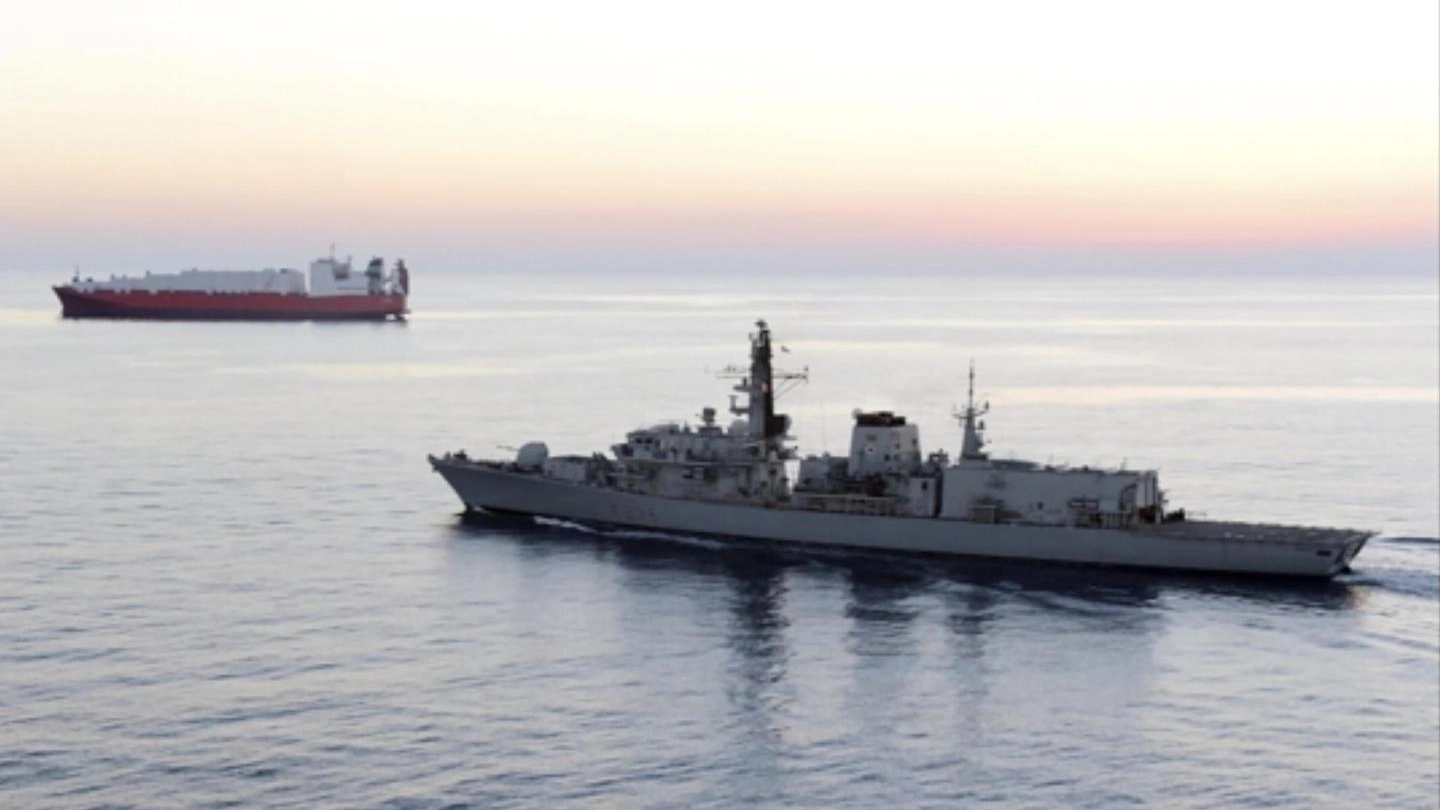 La Royal Navy HMS Montrose in soccorso della petroliera (Ansa)