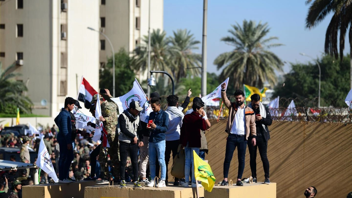 Manifestanti e sostenitori delle milizie sciite fuori dall'ambasciata Usa a Baghdad (Ansa)