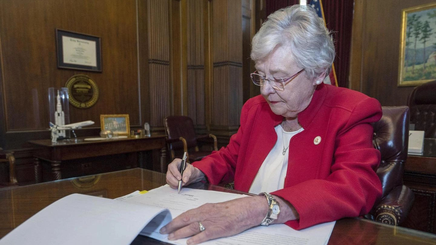 Kay Ivey, governatrice dello Stato dell'Alabama, firma la legge anti aborto (Ansa)