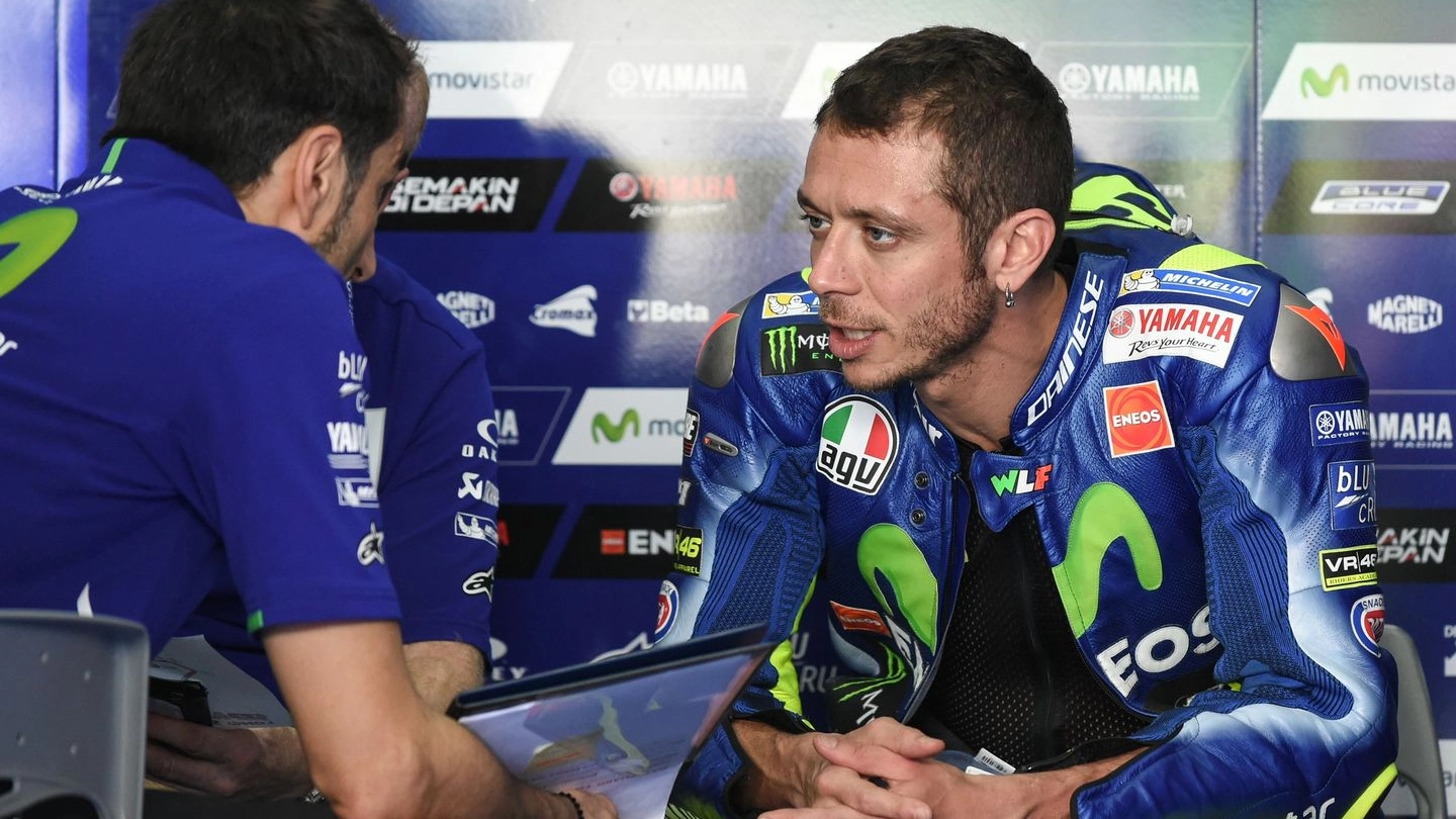 Valentino Rossi parla con il suo team dopo l’ultimo giorno di test a Sepang (Afp)