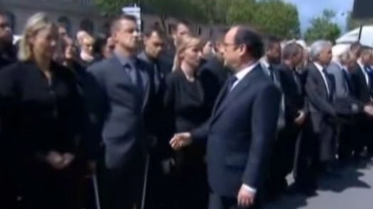 Un agente rifiuta di stringere la mano a Hollande (da youtube)