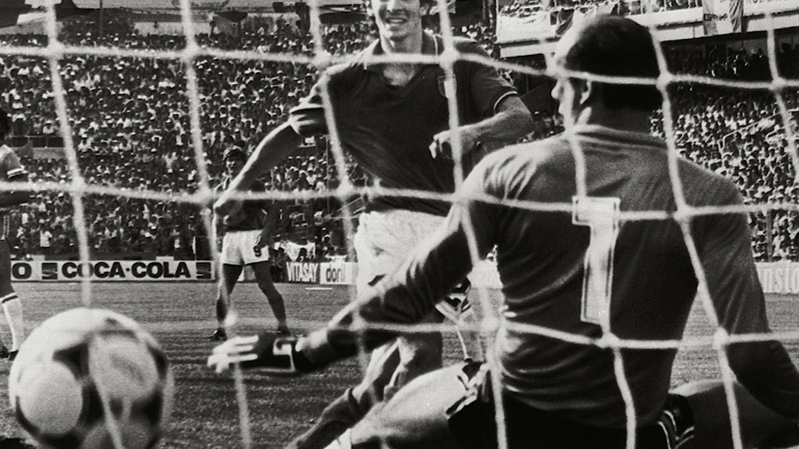 Un gol di Paolo Rossi nella partita Italia-Brasile, battendo il portiere Waldir Peres
