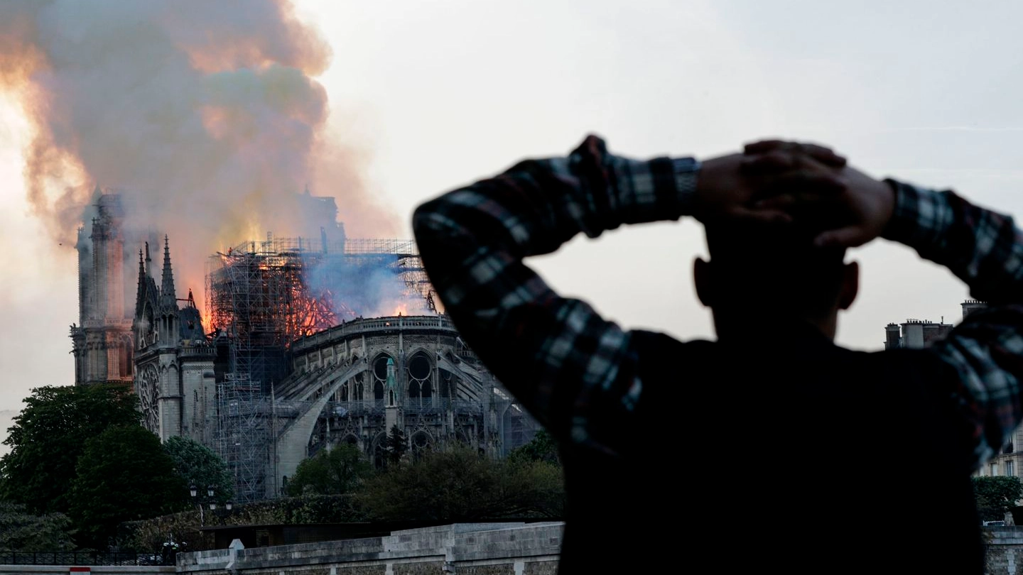L'incendio a Notre Dame, Parigi (LaPresse)