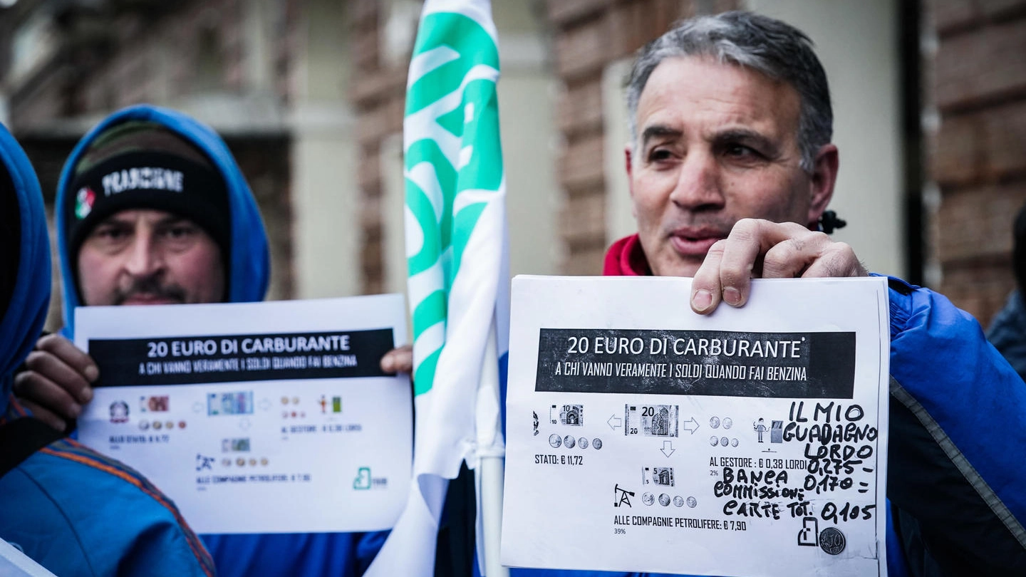 Benzinai in protesta a Torino (Ansa)