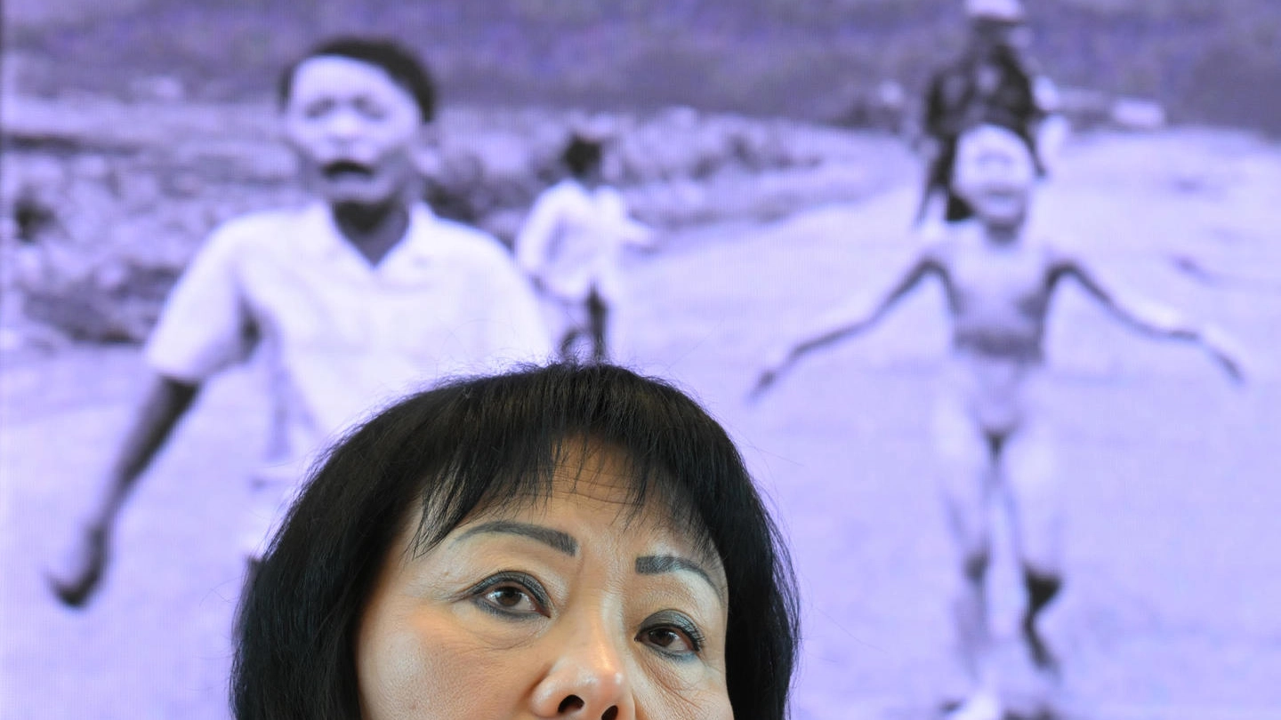 Kim Phuc e la foto la 'Napalm girl' che la ritrae durante la guerra in Vietnam (Ansa)