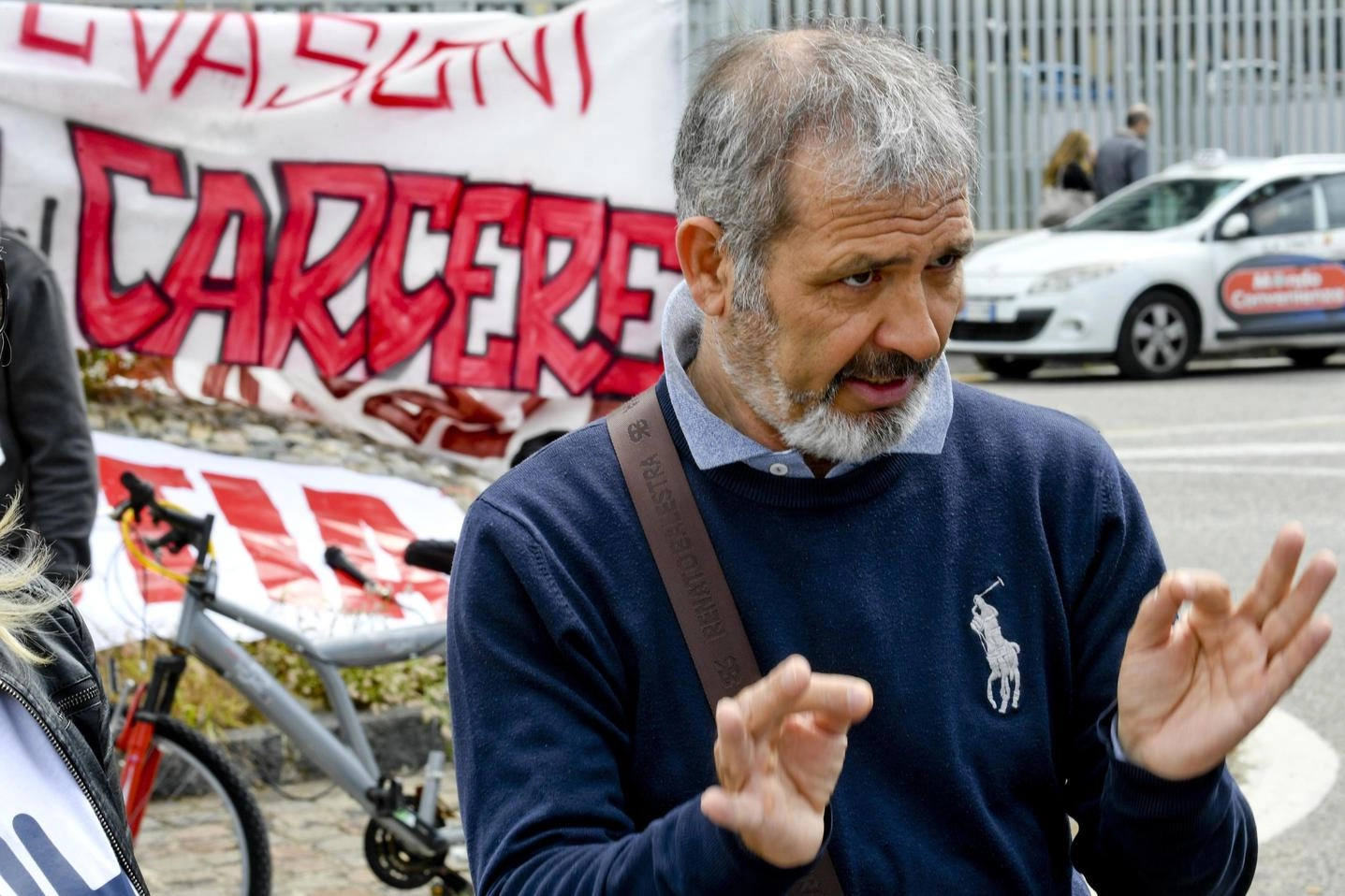 Pietro Ioia durante una protesta davanti al carcere di Napoli