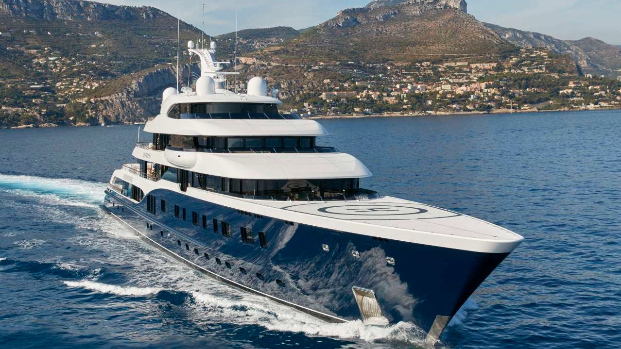 Vedi Napoli (solo) da lontano: porte chiuse allo yacht del patron di Louis  Vuitton