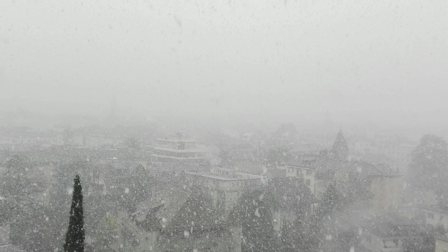 Previsioni meteo, weekend di gelo. La prima neve a Bolzano (foto Ansa)