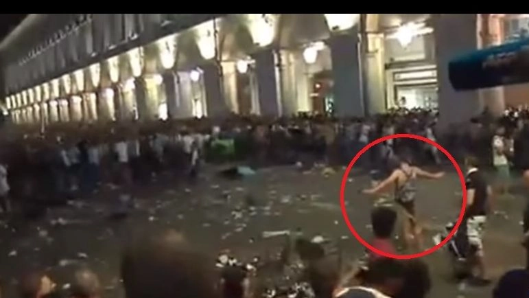 Torino, il fermo immagine del ragazzo con lo zainetto (Youtube)