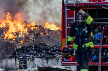 Incendio a Ciampino, la discarica continua a bruciare: in corso il monitoraggio dei fumi tossici. Arpa: “Pm10 entro i limiti”