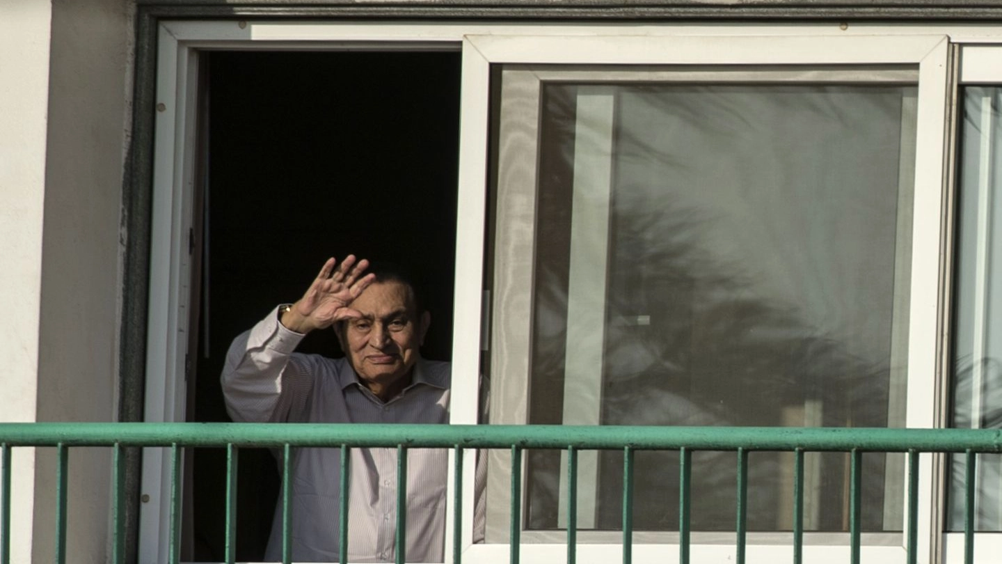 L'ex presidente egiziano Hosni Mubarak saluta dalla sua stanza in ospedale (Afp)